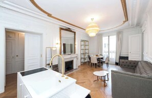 TV, offices - A Sumptuous 2-BR apartment in the Champs-Elysées (Paris)
