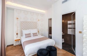 Iron/ironing board, travel cot, WiFi, bed sheets - A Sumptuous 2-BR apartment in the Champs-Elysées (Paris)