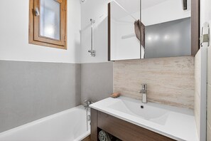Shower, hair dryer, towels - Studio for 5, ground floor, at the foot of the slopes (Saint-Michel-de-Chaillol)