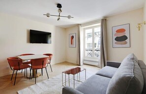 TV, offices - A Bright 1-BR/1BA in Saint-Lazare (Paris)