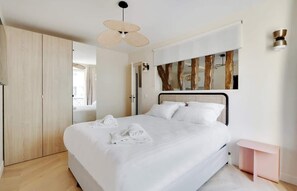 1 bedroom, iron/ironing board, travel cot, WiFi - A Bright 1-BR/1BA in Saint-Lazare (Paris)
