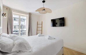 1 bedroom, iron/ironing board, travel cot, WiFi - A Bright 1-BR/1BA in Saint-Lazare (Paris)