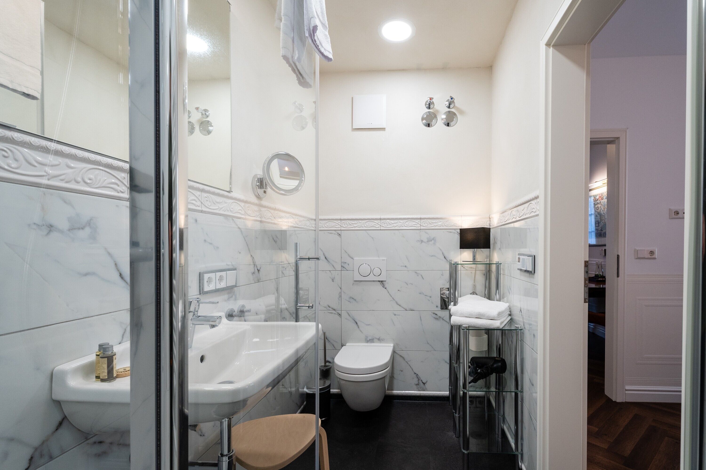 Ducha, secador de pelo y toallas