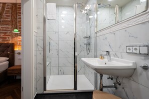 Ducha, secador de pelo, toallas