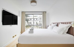 Tabla de planchar con plancha, cuna de viaje, wifi y ropa de cama 