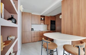 Wasserkocher mit Kaffee-/Teezubehör, Kühlschrank, Mikrowelle, Ofen