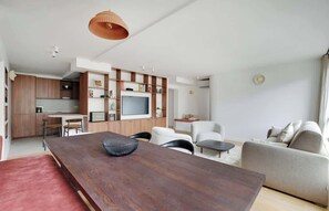 TV, offices - An Oustanding 3-BR/3BA in Trocadéro - Tour Eiffel (Paris)
