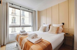 Silitysrauta/-lauta, vauvan matkasänky, Wi-Fi, vuodevaatteet