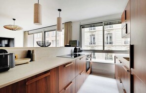 Kjøleskap, mikrobølgeovn, ovn og kokeplater