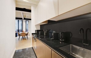 Fridge, microwave, oven, stovetop - A Elegant 2-BR/1BA in Louvre (Paris)