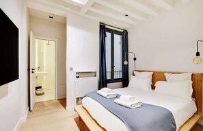 Iron/ironing board, travel cot, WiFi, bed sheets - A Refined 2-BR/1BA in Louvre (Paris)