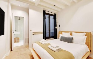 Iron/ironing board, travel cot, WiFi, bed sheets - A Prestigious 2-BR in Louvre (Paris)