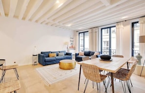 TV, offices - A Prestigious 2-BR in Louvre (Paris)