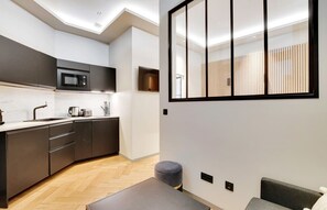 Fridge, microwave, stovetop, coffee/tea maker - A Superior Studio in Champs-Elysées (Paris)