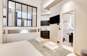 1 bedroom, travel cot, WiFi, bed sheets - A Superior Studio in Champs-Elysées (Paris)