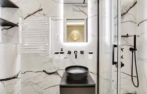 Shower, hair dryer - A Superior Studio in Champs-Elysées (Paris)