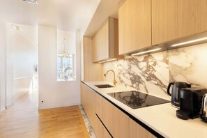 Fridge, microwave, oven, stovetop - A Luxurious 3BR/3BA with A/C in Opéra-Bourse (Paris)