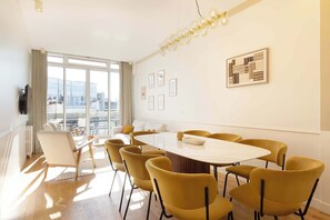 Dining - A Luxurious 3BR/3BA with A/C in Opéra-Bourse (Paris)