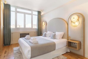 Iron/ironing board, travel cot, WiFi, bed sheets - A Luxurious 3BR/3BA with A/C in Opéra-Bourse (Paris)