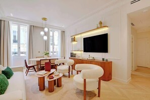 TV, offices - A Wonderful 2-BR/2BA with Services in La Madeleine (Paris)