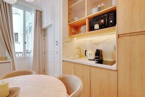Fridge, microwave, stovetop, dishwasher - An Elegant 1-BR/1Ba with Services in La Madeleine (Paris)