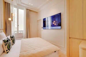 1 bedroom, travel cot, WiFi, bed sheets - An Elegant 1-BR/1Ba with Services in La Madeleine (Paris)