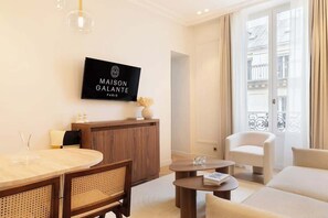 TV, offices - A Sophisticated 1-BR with Services in La Madeleine (Paris)