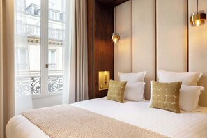 1 bedroom, iron/ironing board, travel cot, WiFi - A Sophisticated 1-BR with Services in La Madeleine (Paris)