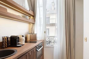 Fridge, microwave, stovetop, dishwasher - A Sophisticated 1-BR with Services in La Madeleine (Paris)