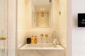 Douche, sèche-cheveux, shampoing
