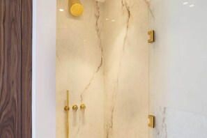Shower, hair dryer, shampoo - A Sophisticated 1-BR with Services in La Madeleine (Paris)