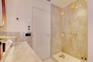 Shower, hair dryer, shampoo - A Luxurious 2-BR/2BA with Services in La Madeleine (Paris)