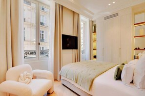 2 bedrooms, iron/ironing board, travel cot, WiFi - A Luxurious 2-BR/2BA with Services in La Madeleine (Paris)