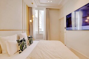 1 bedroom, iron/ironing board, travel cot, WiFi - An Elegant 1-BR/1Ba with Services in La Madeleine (Paris)