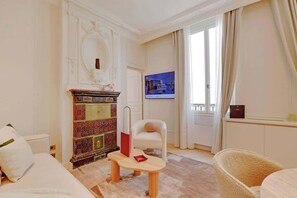 TV, offices - An Elegant 1-BR/1Ba with Services in La Madeleine (Paris)