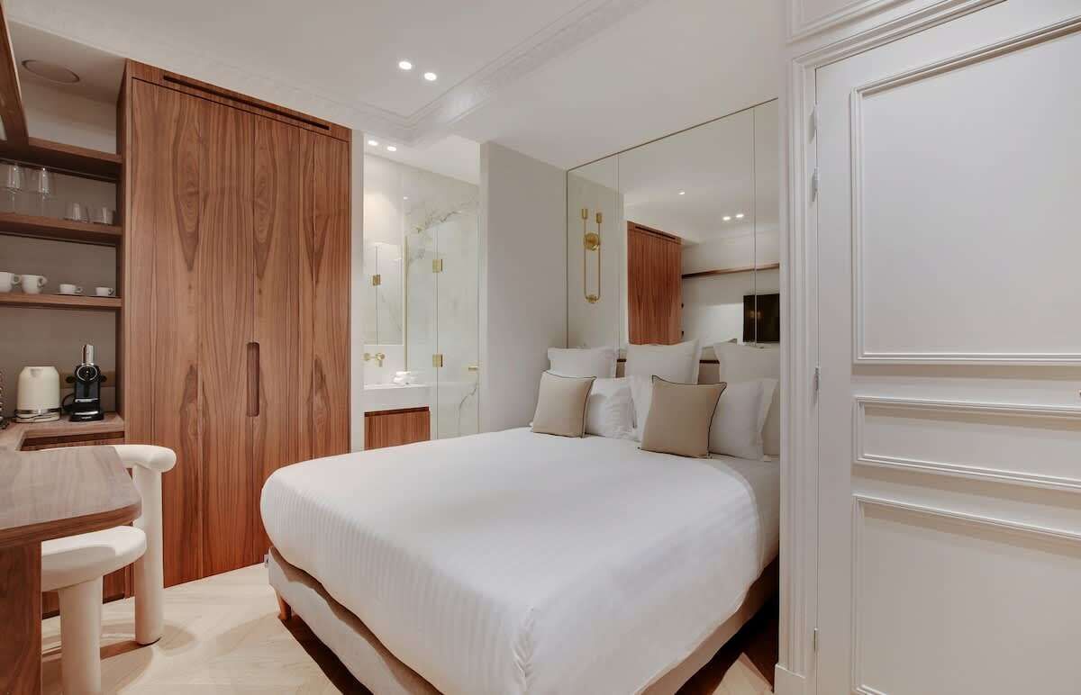 Een strijkplank/strijkijzer, reisbedje, wifi, beddengoed