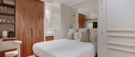 Een strijkplank/strijkijzer, reisbedje, wifi, beddengoed