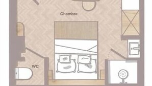 Ein Schlafzimmer mit Bett, WC und einem Badezimmer mit Dusche und Toilette.