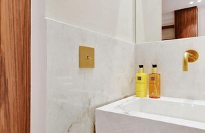 Shower, hair dryer, shampoo - A Cosy Studio with Services in La Madeleine (Paris)