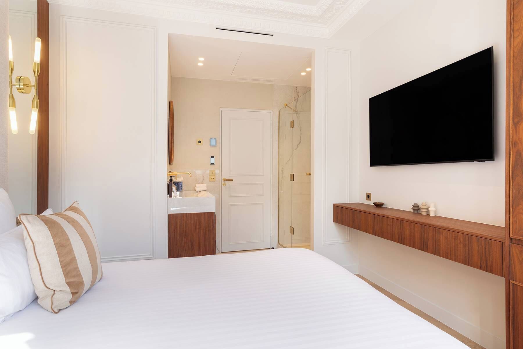 2 bedrooms, iron/ironing board, travel cot, WiFi