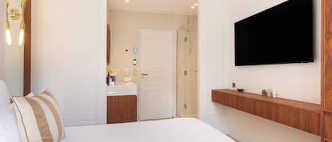 2 bedrooms, iron/ironing board, travel cot, WiFi