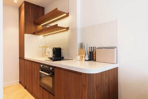 Fridge, oven, stovetop, dishwasher - A Luxurious 2-BR/2BA with Services - Madeleine (Paris)