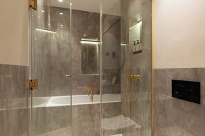Shower, hair dryer, shampoo - A Luxurious 2-BR/2BA with Services - Madeleine (Paris)
