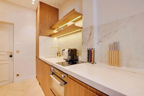 Fridge, oven, stovetop, dishwasher