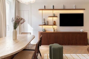 Dining - A Luxurious 2-BR/2BA with Services - Madeleine (Paris)
