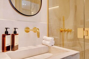 Shower, hair dryer, shampoo - An Elegant 1-BR/1BA with Services in La Madeleine (Paris)