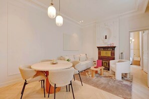 Dining - An Elegant 1-BR/1BA with Services in La Madeleine (Paris)