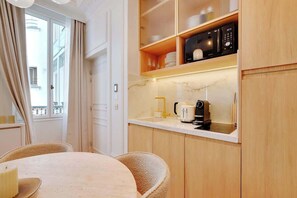 Fridge, microwave, stovetop, dishwasher - An Elegant 1-BR/1BA with Services in La Madeleine (Paris)