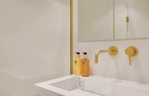 Shower, hair dryer, shampoo - A Chic Studio with Services in La Madeleine (Paris)
