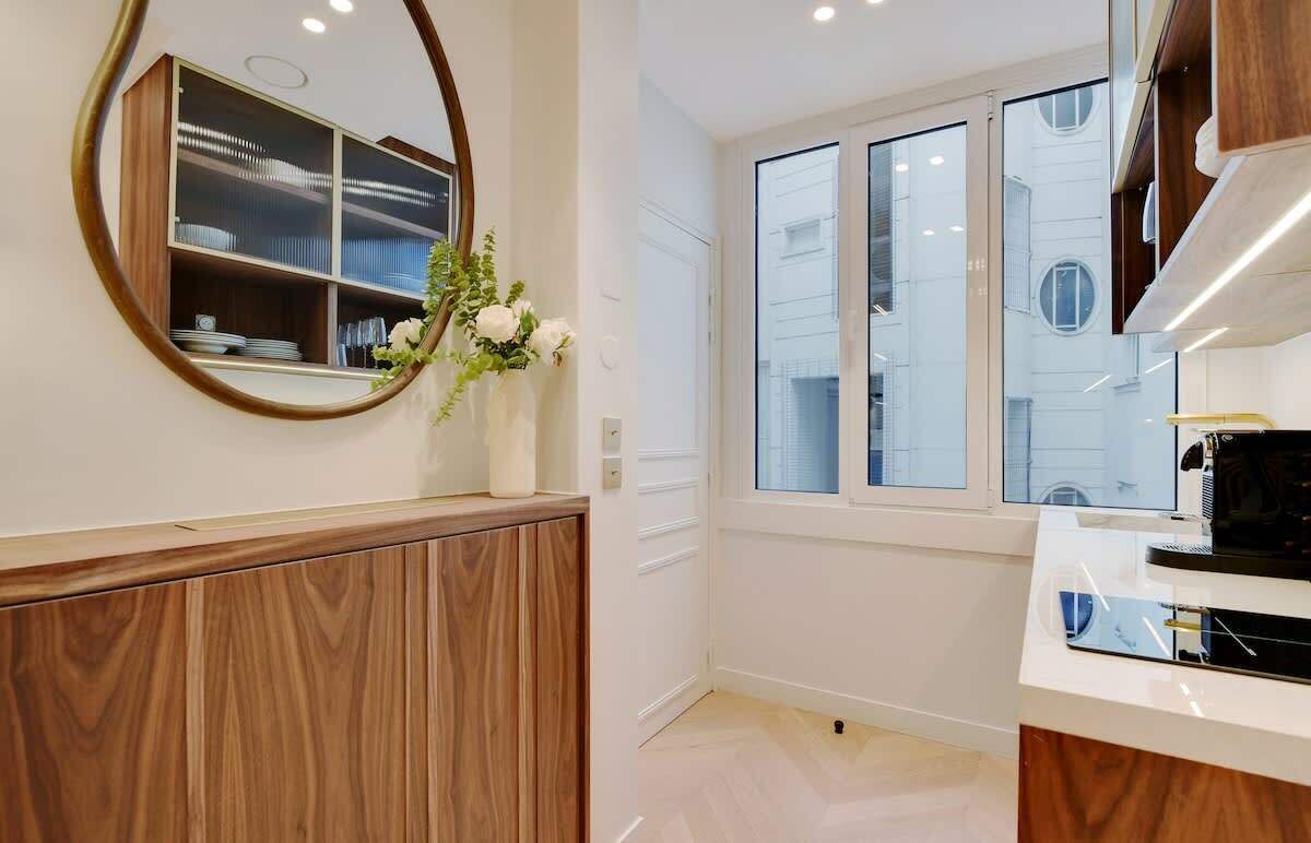 Een koelkast, een magnetron, een koffiezetapparaat/waterkoker